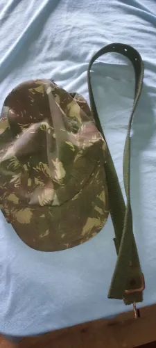 Gorro e cinto militar 