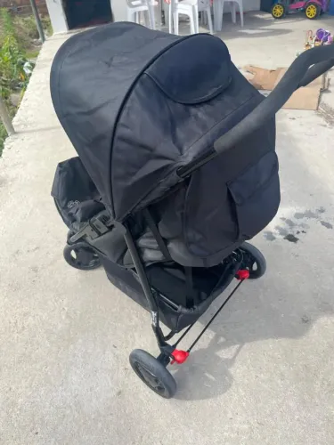 Carrinho de Bebê Semi-novo (Preto)