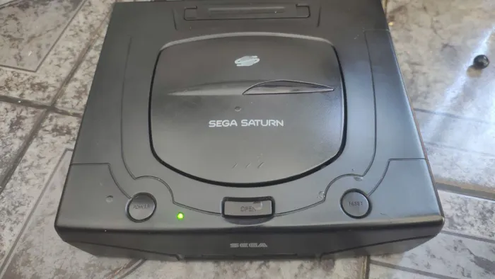 Saturn botei na tomada ligou e gira o cd porém não tenho o cabo av pra testar.