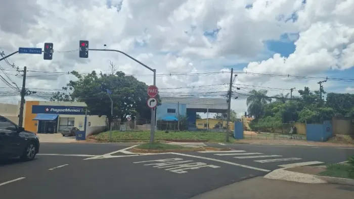 Vendo / Alugo Av. 3 Barras 1018 - Na Melhor Localização 1.550 m²