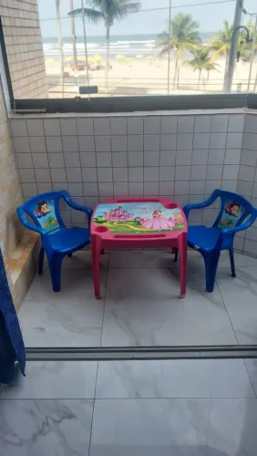 Conjunto de mesa e duas cadeiras infantil.