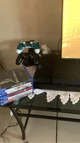 Vendo Ps4 fat 1T ,2 controle original, acompanha jogos