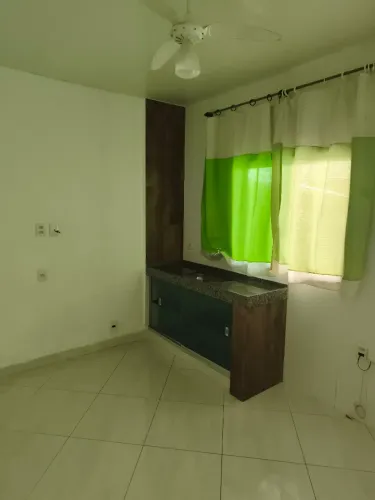 Kitnet pequena ótima e segura apenas para uma pessoa.