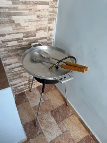 Fogareiro a gás mais tacho de alumínio e talheres