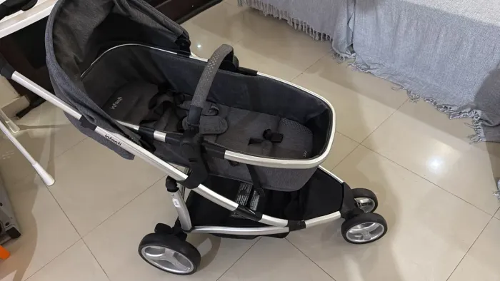 Carrinho de bebê em ótimo estado interessados chamar no WhatsApp *