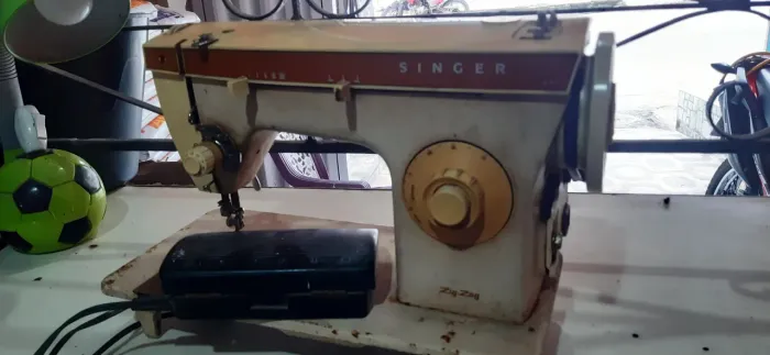Vendo 02 máquinas de costura singer 