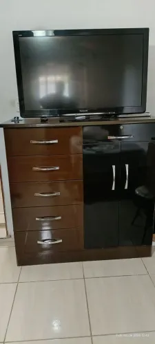 Vendo cômoda      bem conservada pouco tempo de uso  sendo 6 gavetas