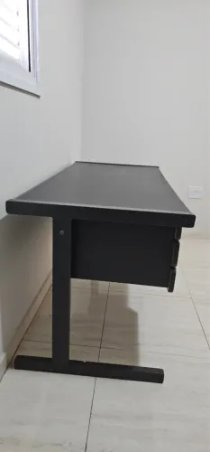 Vendo escrivaninha com 4 gavetas