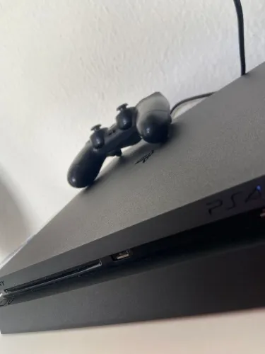 Ps4 sim 1TB + 3 jogos  + 1 controle original 