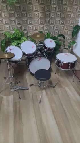Bateria Infantil instrumento musical vendo usado com banco/baquetas
