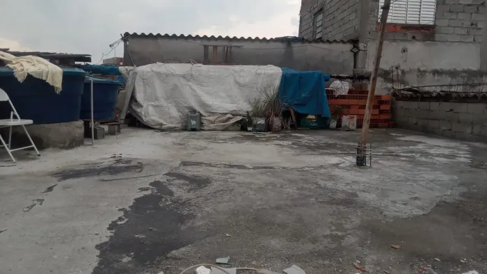 Casa fica em viela porém é perto de tudo estação, padaria, escola,tudo perto do centro,