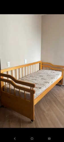 Cama de solteiro de madeira maciça