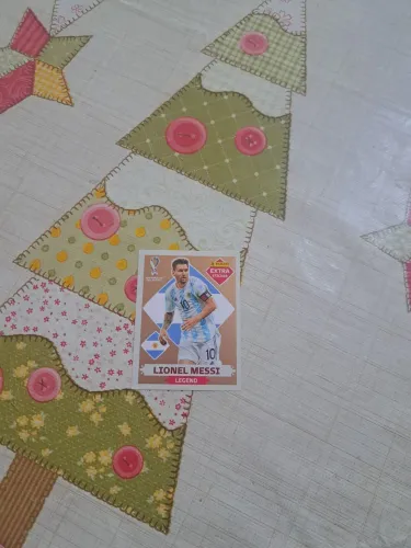 figurinha Extra Sticker do messi (Rookie) da Copa do Mundo de 2022.