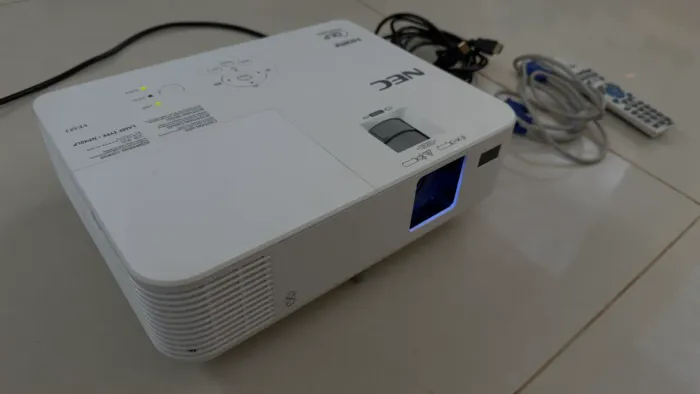 Projetor NEC NP-VE303 - Excelente Estado | Lâmpada com Apenas 278 Horas | Completo