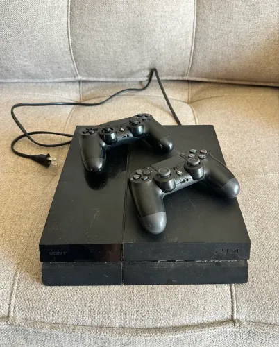 PS4 500G - 2 controles 