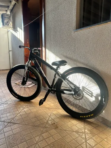 Bicicleta Wheelie / Dirt Jump Aro 26 - Pneus Maxxis