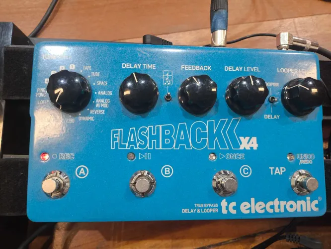 Pedal Flashback X4 usado na caixa