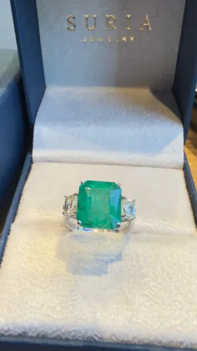 Anel Three Stone Esmeralda Extra e Diamantes Baguete 7.5 CT