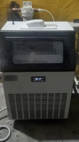 MÁQUINA DE GELO EM CUBO