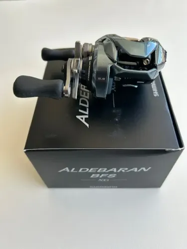 Carretilha de pesca Shimano Aldebaran BFS XG - lado direito
