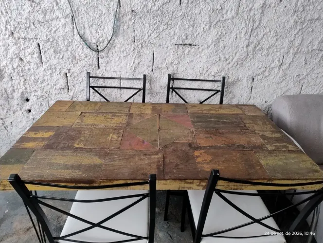 Mesa de madeira de demolição com 04 cadeiras de ferro