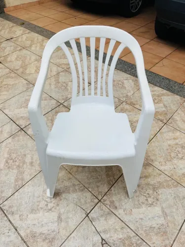 Cadeira plástica reforçada