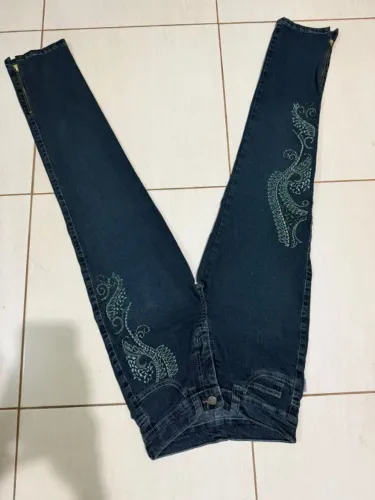 CALÇA JEANS FEMININA SKINNY DESTROYED