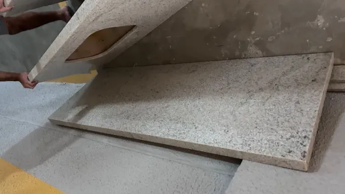 Vendo uma bancada e duas pias em granito branco siena com cubas instaladas