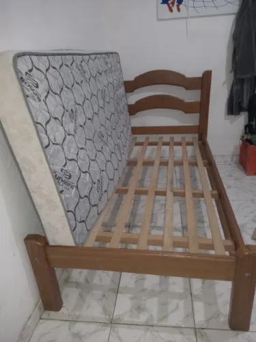 Cama de madeira com colchão solteiro
