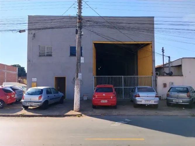 VENDO GALPÃO 400m² + MEZANINO EM FRENTE À COCA-COLA - GO-060
