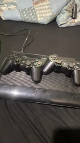 PS3 super slim desbloqueado 2 controles e cabos