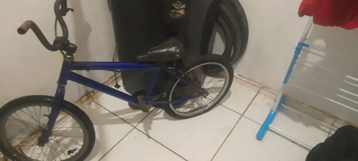 Vende se bicicleta pra leva logo