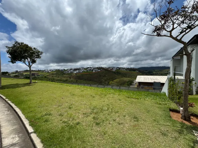 Lote em declive com 699 m² e vista livre para venda
