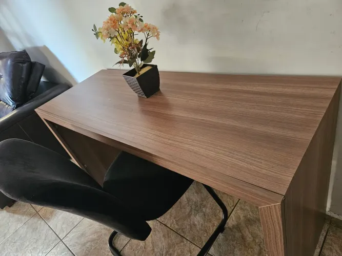 Escrivaninha com cadeira, Entrego também!!
