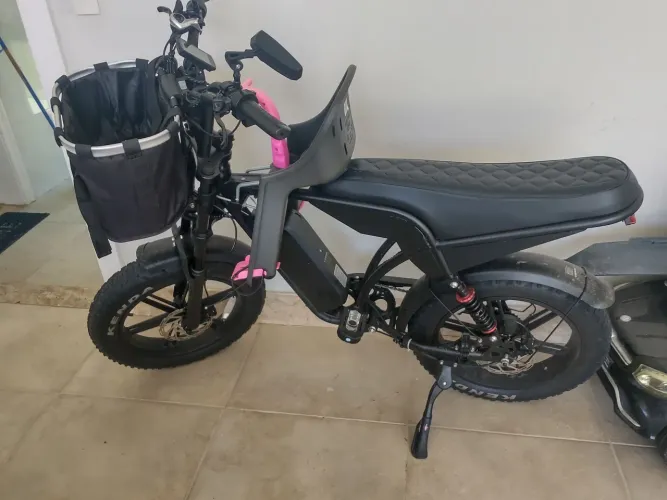 Bicicleta elétrica v8 Pro com vários acessórios