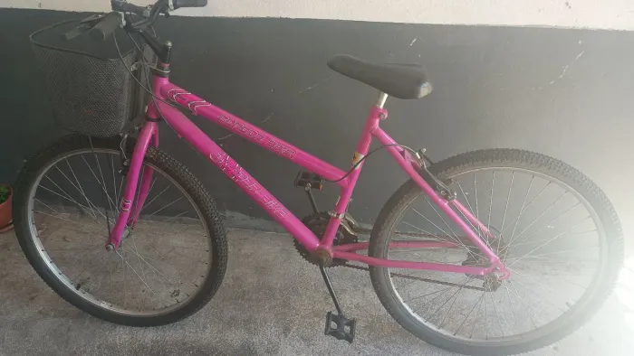 Bicicleta rosa com cesta