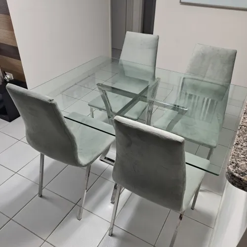 MESA DE VIDRO E AÇO (4 LUGARES)