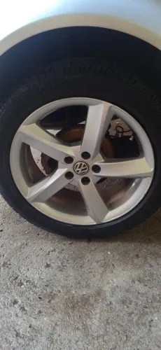 Roda aro 17 com pneus 
