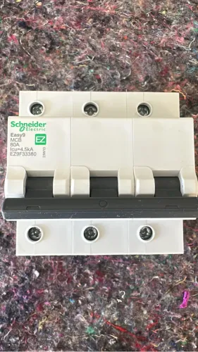 Disjuntor Tripolar Schneider 80A