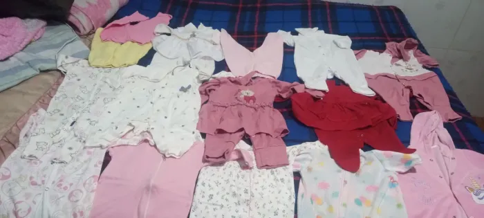 vendendo esse Lotinho de roupa 150 tudo vai um ninho e um protetor de berço seminovos.....