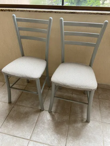 Duas cadeiras na cor cinza