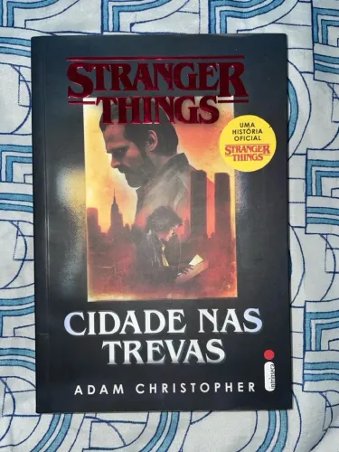 LIVRO STRANGER THINGS - CIDADE NAS TREVAS - EXCELENTE