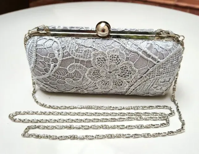 Bolsa para festa prateada com rendas