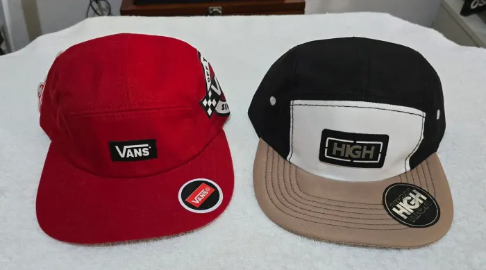 Bonés Five Panel da High e Vans  