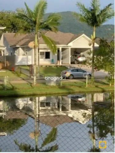 Casa em condomínio fechado de 03 dormitórios sendo 01 suite em Santo Amaro da Imperatriz /