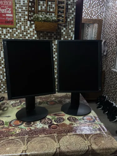 Monitor LG 19 polegadas, gira formato A4, com entrada VGA