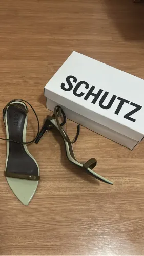 Vendo Sandália Schutz 39 NOVA 