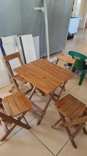 Conjunto de mesas e cadeiras