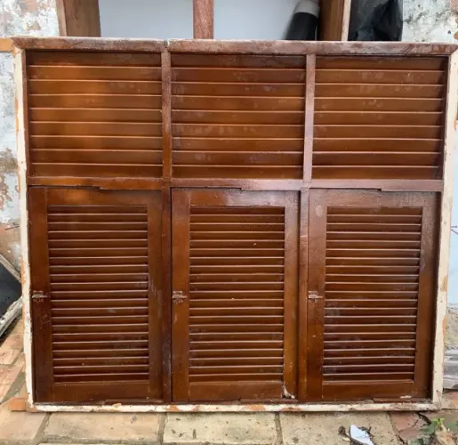 3 janelas venezianas em Ipê 1,50 x 1,30. Duas delas idênticas.