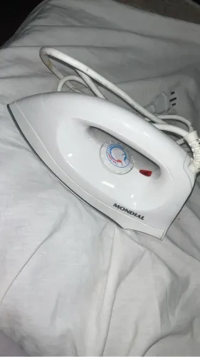 FERRO DE PASSAR ROUPA BRANCO MARCA MONDIAL